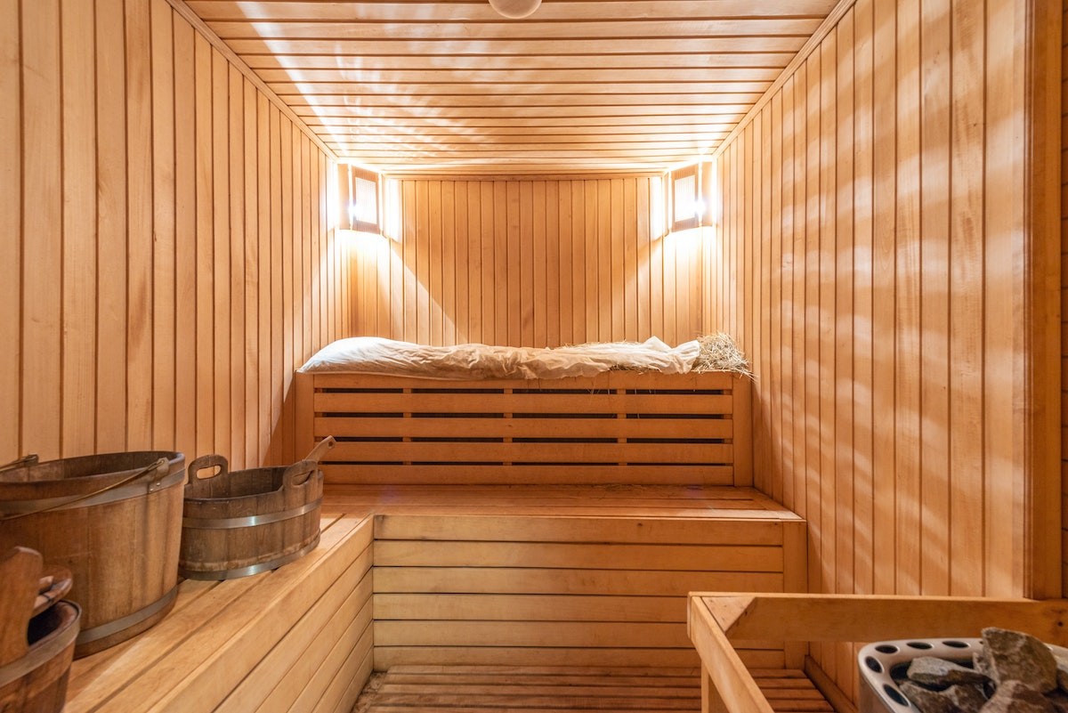 Almenys cinc intoxicats per drogues, dos crítics, en una sauna de l'Eixample