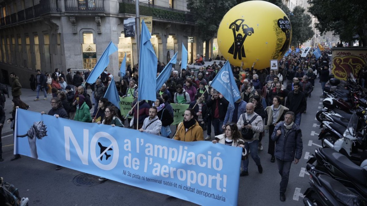 Centenars de persones protesten al centre de Barcelona - Ricard Novella