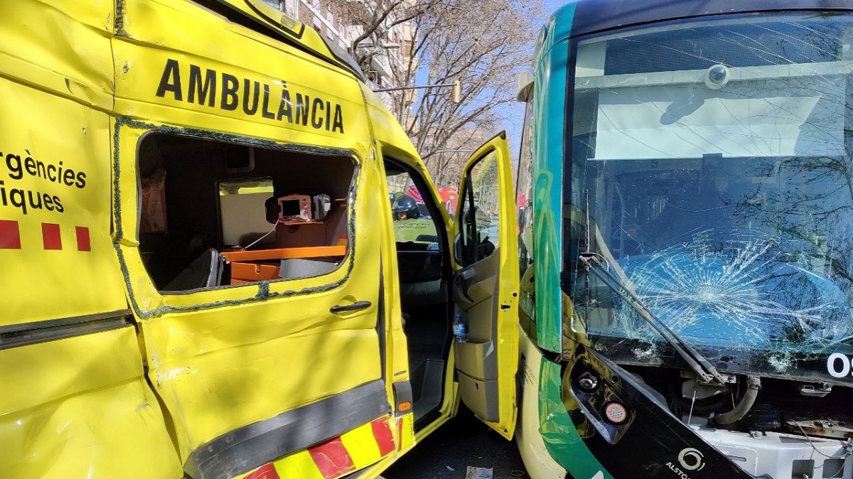 Accident espectacular entre una ambulància i un tramvia a Barcelona