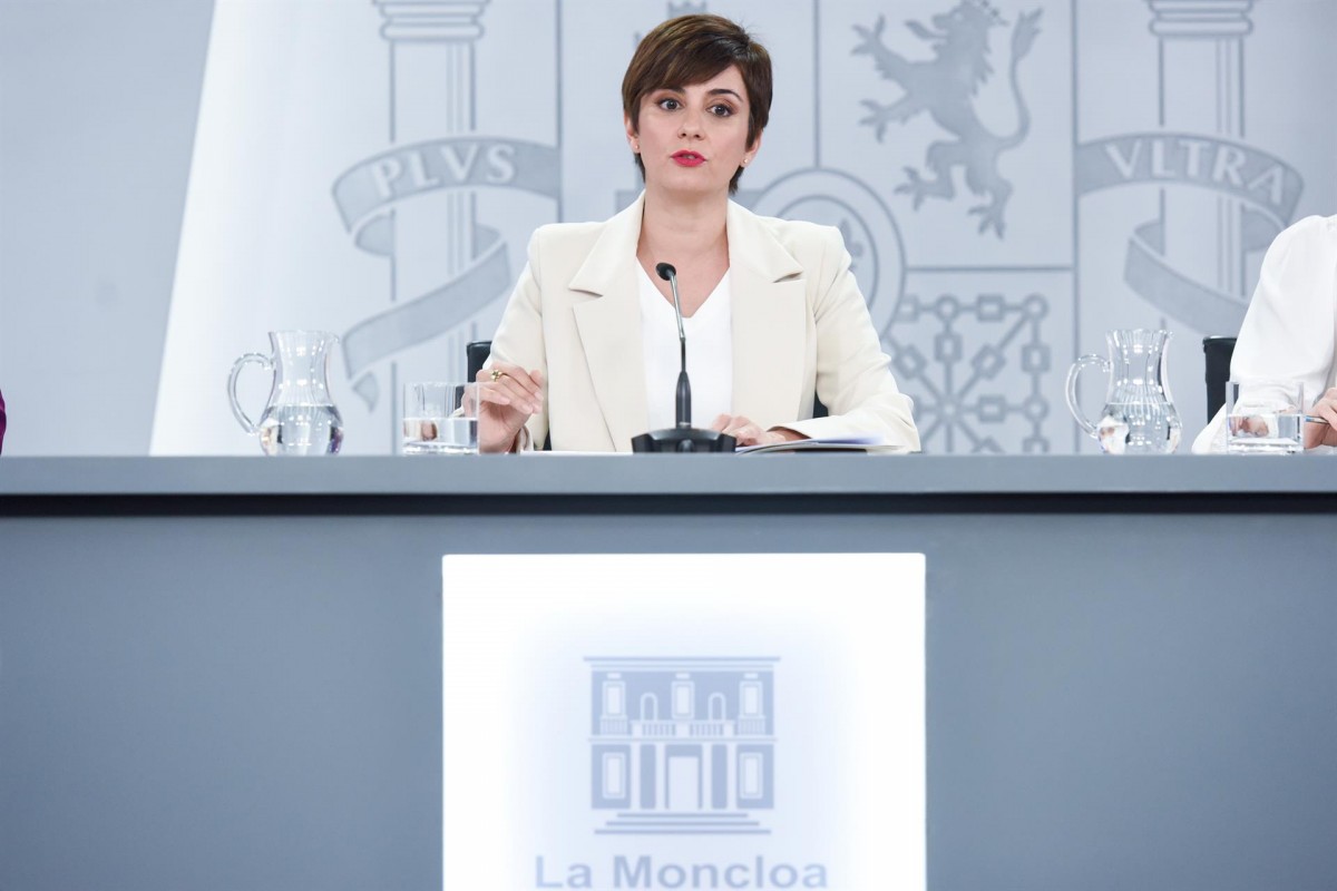 La Moncloa utilitza la moció de censura de Vox per desgastar Feijóo: ara elogia la «valentia» de Casado