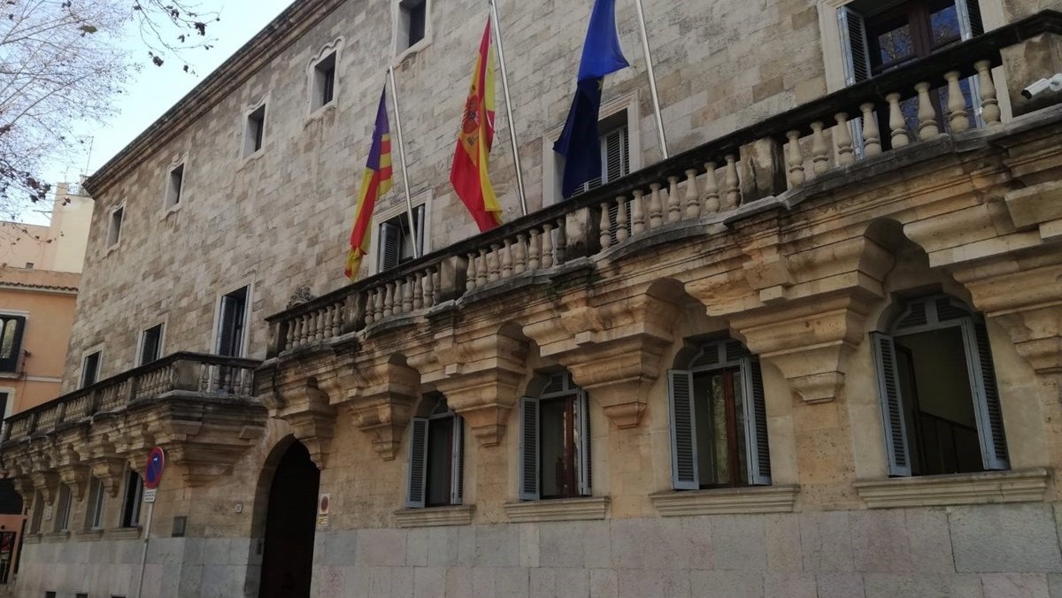 Un home es fa passar per policia, fingeix detenir una dona i l'acaba violant: demanen 15 anys de presó