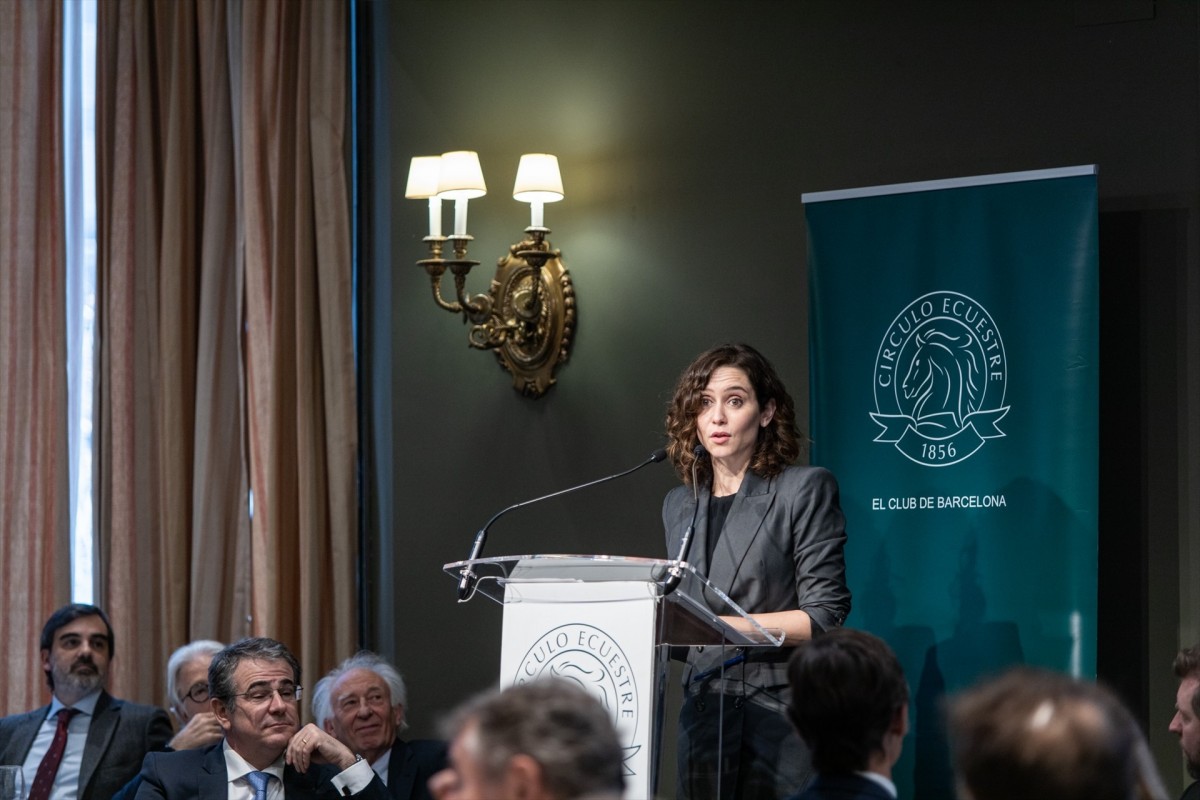 Ayuso es presenta com a salvadora de Catalunya davant del Círculo Ecuestre: «No esteu sols»