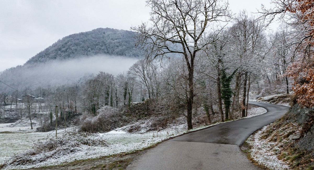 La neu s'ha deixat veure aquest diumenge al Coll del Bac, al Collsacabra - Emili Vilamala