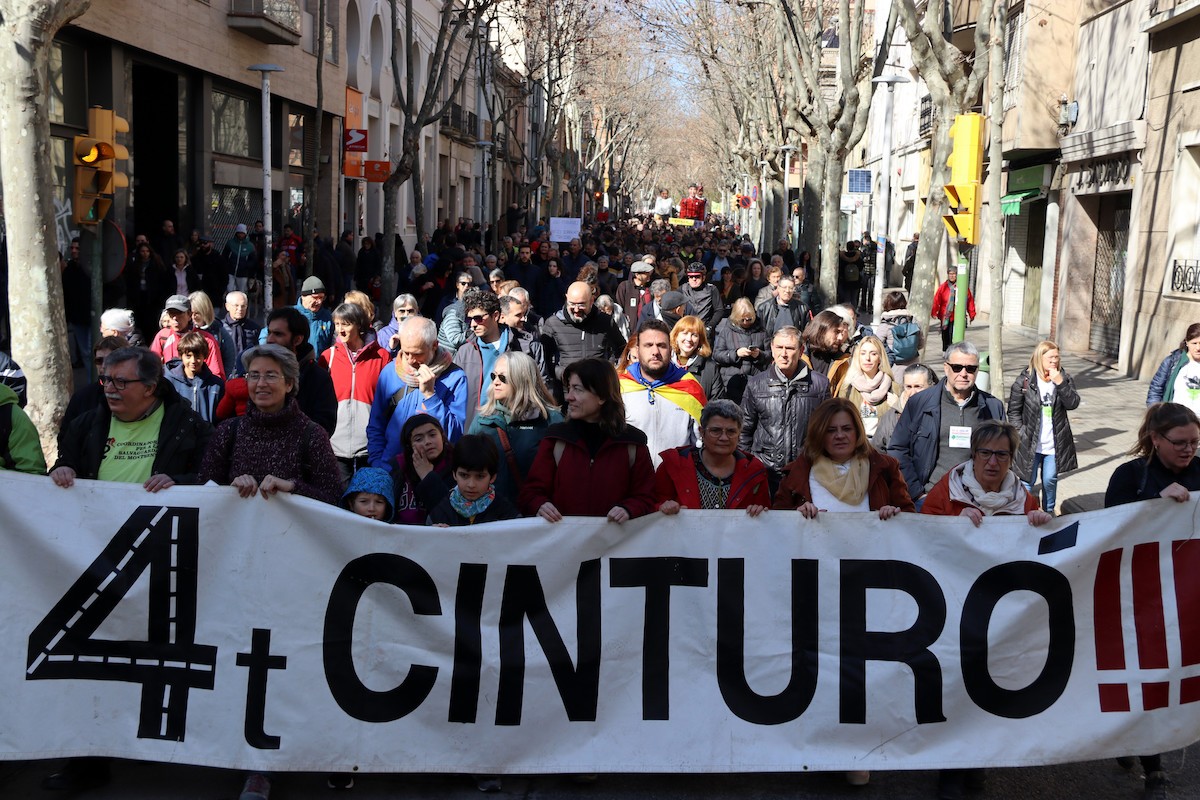 La capçalera de la manifestació en contra del Quart Cinturó a Sabadell - ACN