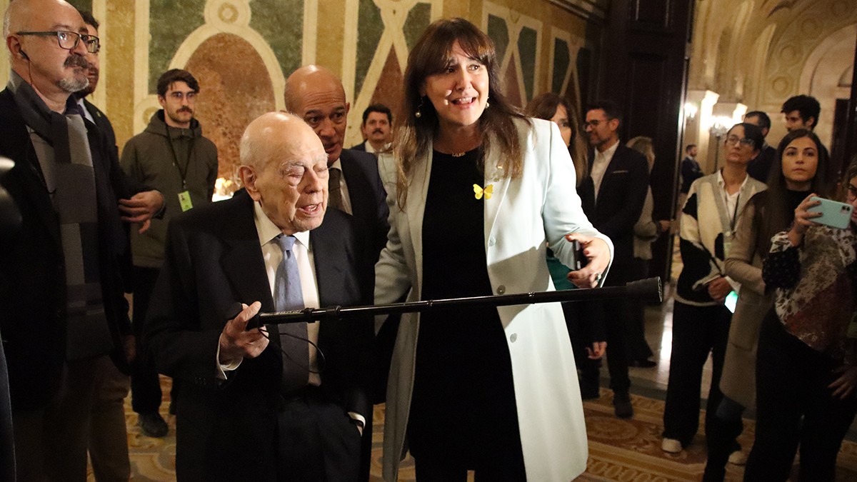 Jordi Pujol, junt a Laura Borràs, al Parlament, per l'acte dels 90 anys de la institució. - ACN