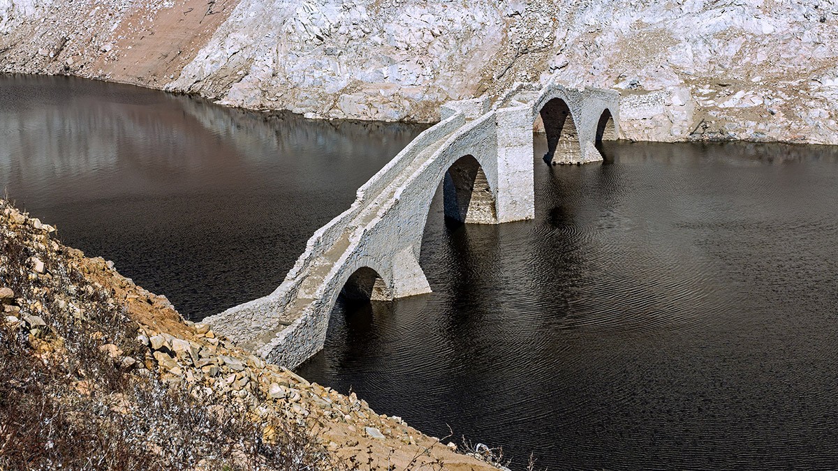 El pont del Querós de Susqueda ha emergit per primera vegada en 15 anys - Emili Vilamala