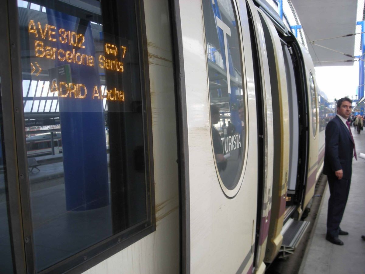 Retards de prop de mitja hora a l'alta velocitat entre Madrid i Barcelona