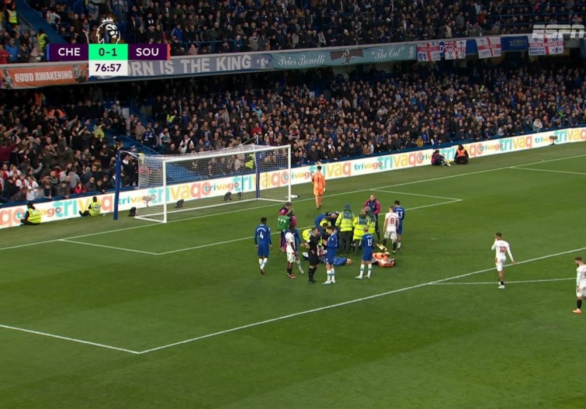 L'esgarrifosa puntada de peu a la cara que ha deixat un jugador del Chelsea estès a terra