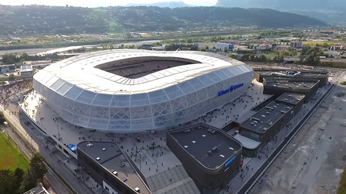 Un aficionat es perd l'únic gol del seu equip per gravar una escena per adults al lavabo de l'estadi