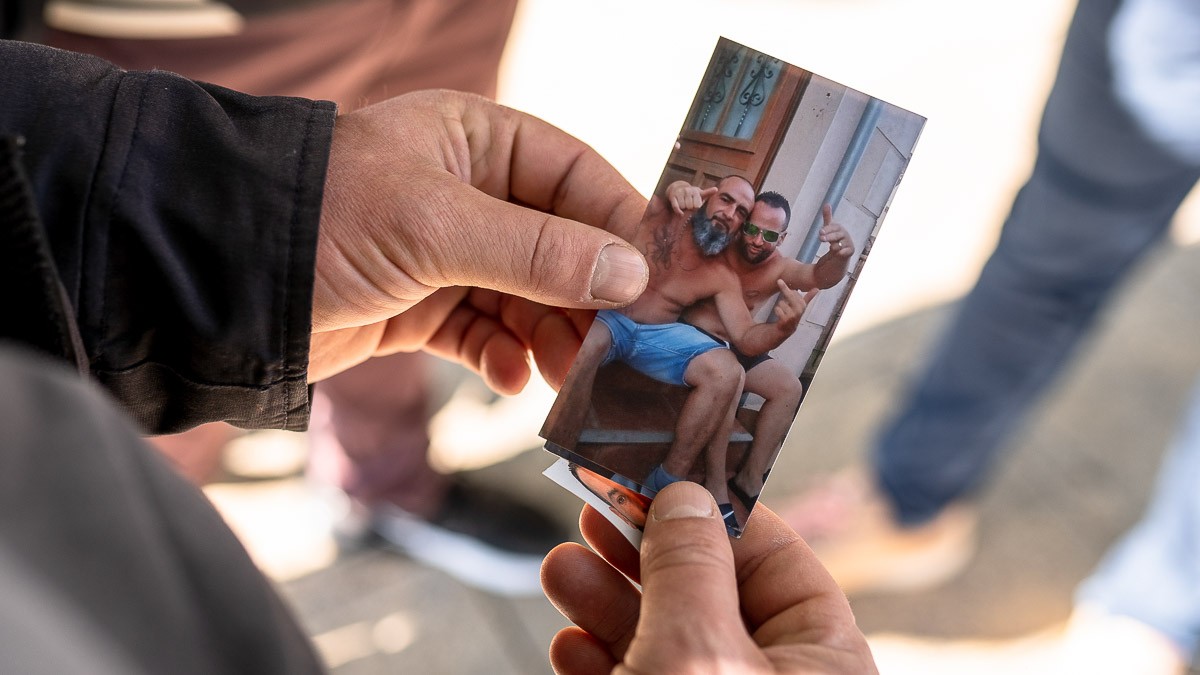 «Un policia va matar el meu germà per robar un mòbil»