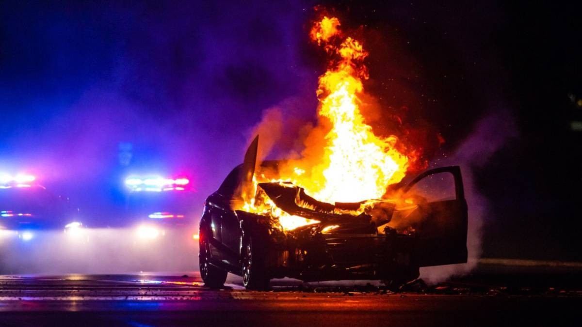 Primer els patinets i ara els Tesla: per què s'incendien els cotxes elèctrics?