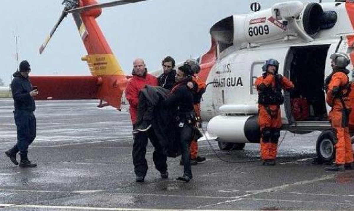L'impressionant rescat d'un home al mig del mar acaba amb sorpresa: és un criminal