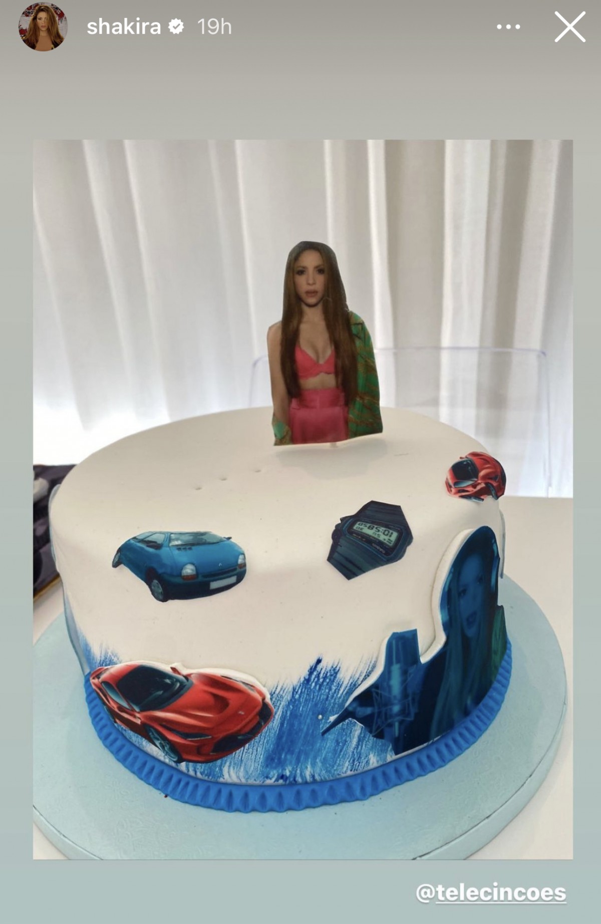 Shakira bufa espelmes d'un pastís amb un Casio i un Twingo