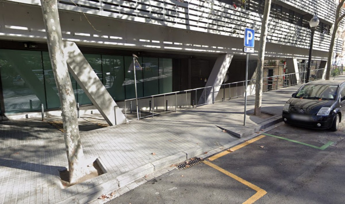 Cap per avall i ferit lleu: un cotxe acaba bolcat en un accident a Barcelona