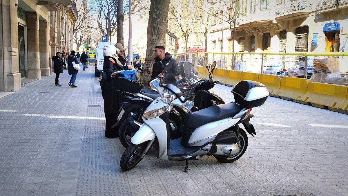 Nou objectiu a Barcelona: desterrar les motos aparcades als carrers pacificats de les superilles