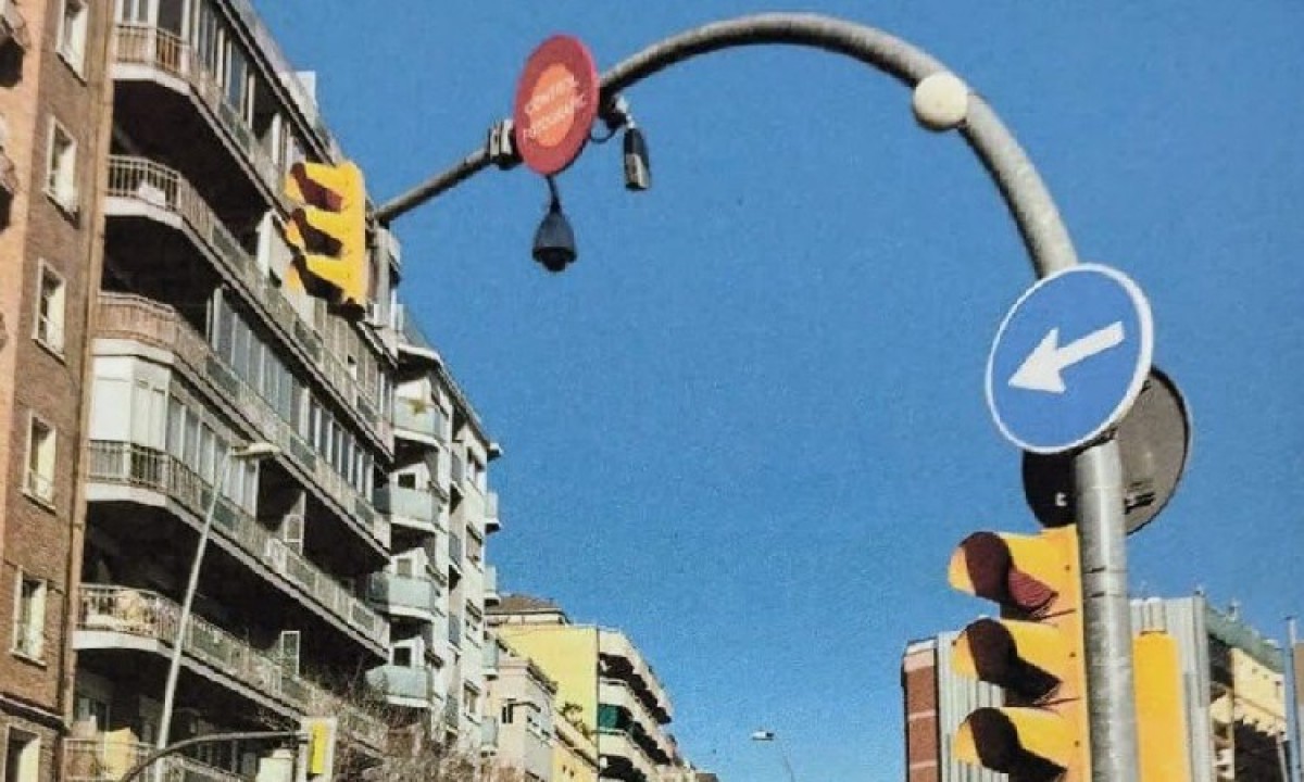 S'enfila a un semàfor per trencar una càmera de trànsit i acaba a l'ambulància de la Guàrdia Urbana