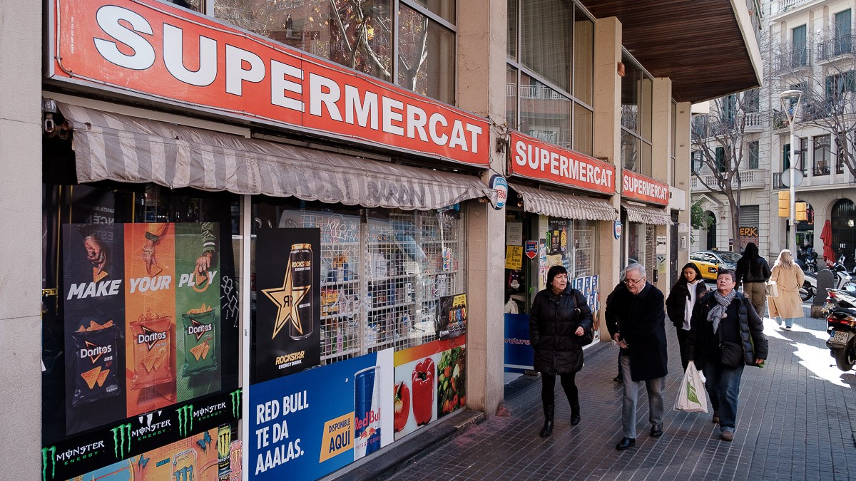Un supermercat al carrer Sepúlveda, al barri de Sant Antoni. - Adrià Costa
