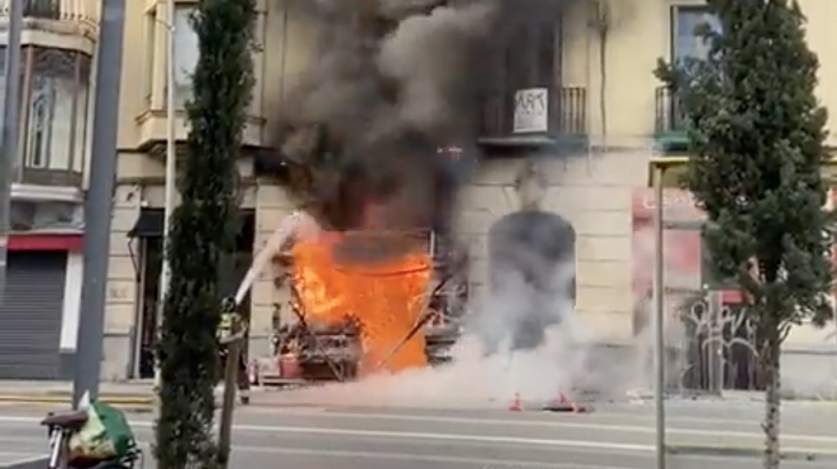 Incendi en una llibreria de Barcelona: sis dotacions dels bombers desplaçades