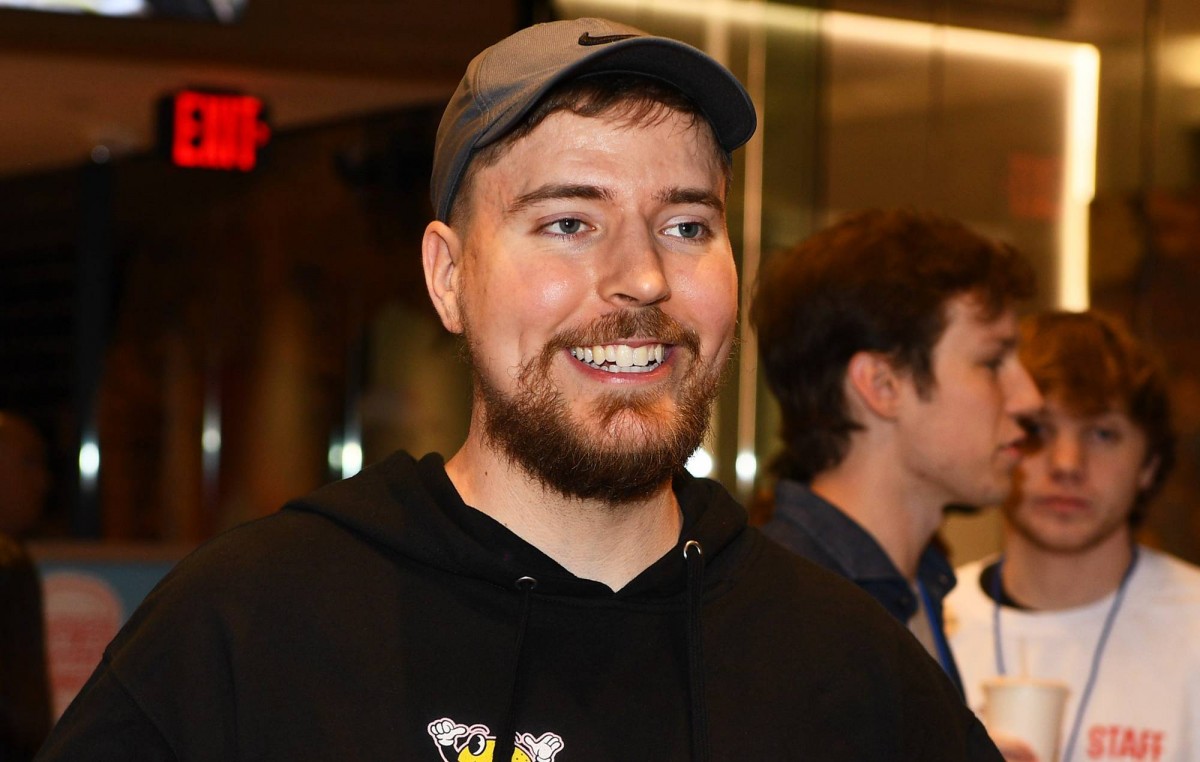 El «youtuber» MrBeast aconsegueix que 1.000 persones cegues recuperin la vista
