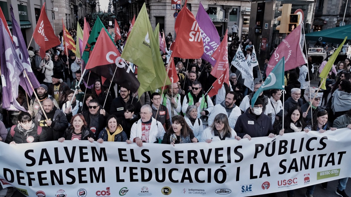 Mestres i sanitaris es planten al Parlament per la situació «penosa» dels serveis públics