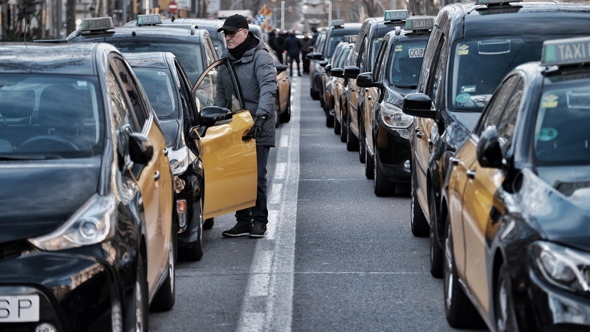 Els taxistes bloquegen el centre de Barcelona amb «més de 2.000» vehicles