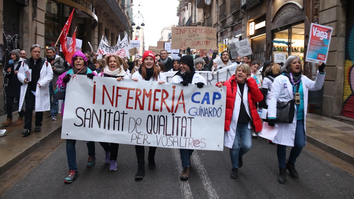 Un miler de sanitaris enceten la setmana de vaga amb una manifestació a Barcelona
