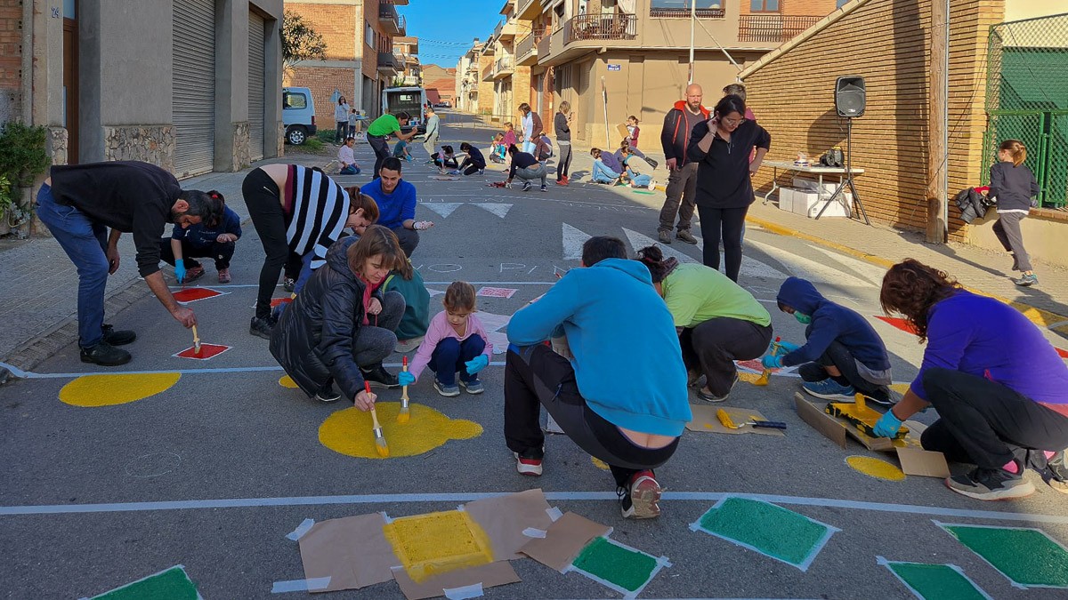 Casserres pinta el paviment de davant l’escola amb l’objectiu de fer-lo més segur i amb preferència pels vianants - Isaac Vilalta