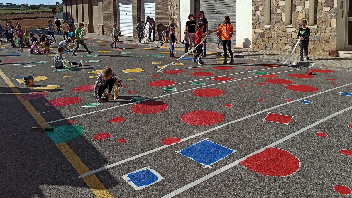 Casserres pinta el paviment de davant l’escola amb l’objectiu de fer-lo més segur i amb preferència pels vianants - Isaac Vilalta