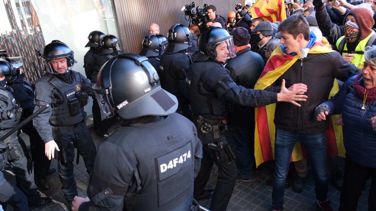 Tensió amb els Mossos i crides de «Govern dimissió» a la manifestació dels CDR