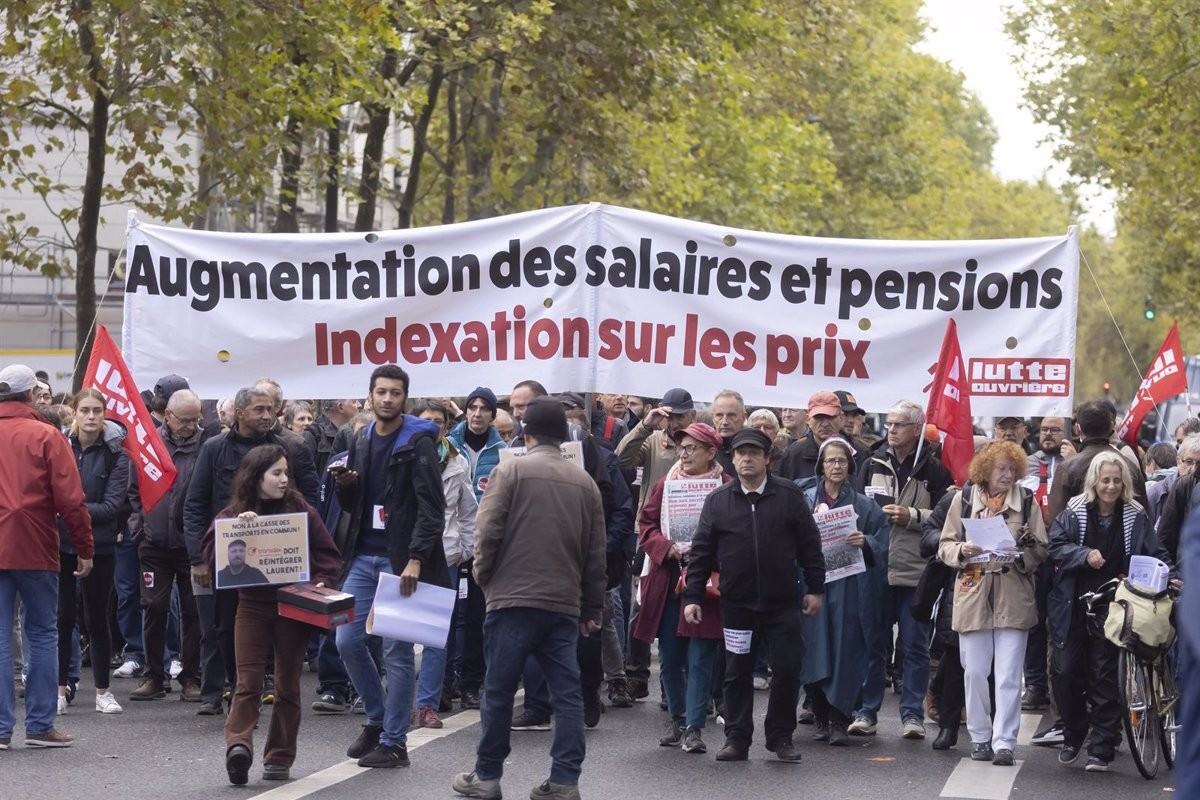 La premsa francesa minimitza la cimera en un dia de vaga general