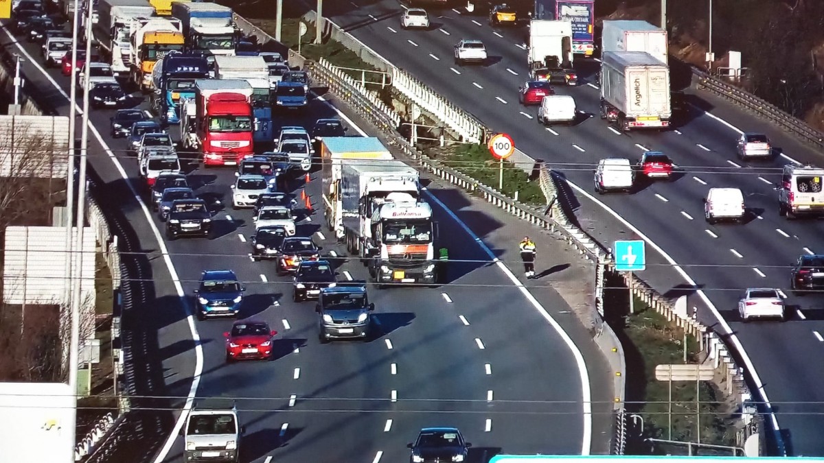 Cues quilomètriques a l'AP-7 per un accident múltiple amb 3 camions implicats