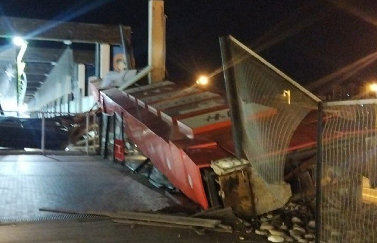 Ensurt a Badalona: el vent fa caure una columna de 20 metres d'un centre comercial
