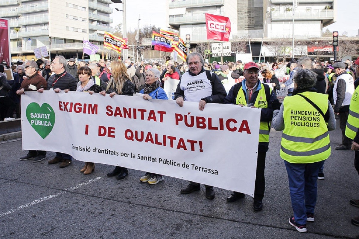 Milers de persones exigeixen una «sanitat pública i de qualitat» a Terrassa