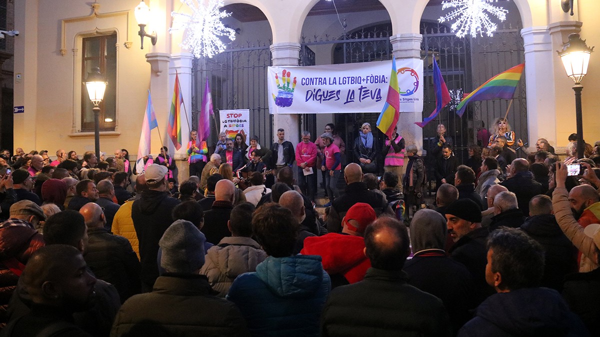 Centenars de persones es concentren a Sitges contra les agressions homòfobes 