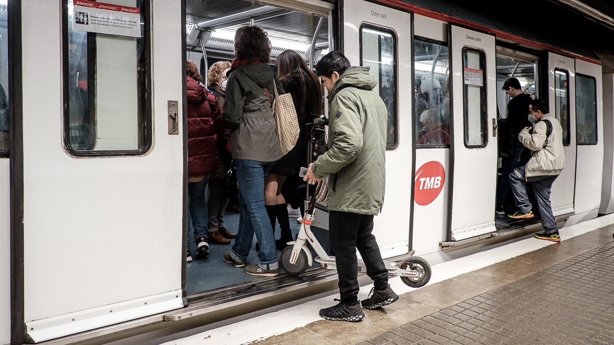 Els patinets elèctrics, prohibits de manera indefinida al transport públic
