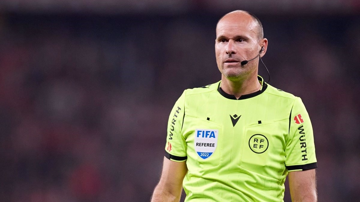 Mateu Lahoz, a la nevera després del seu show al Barça-Espanyol