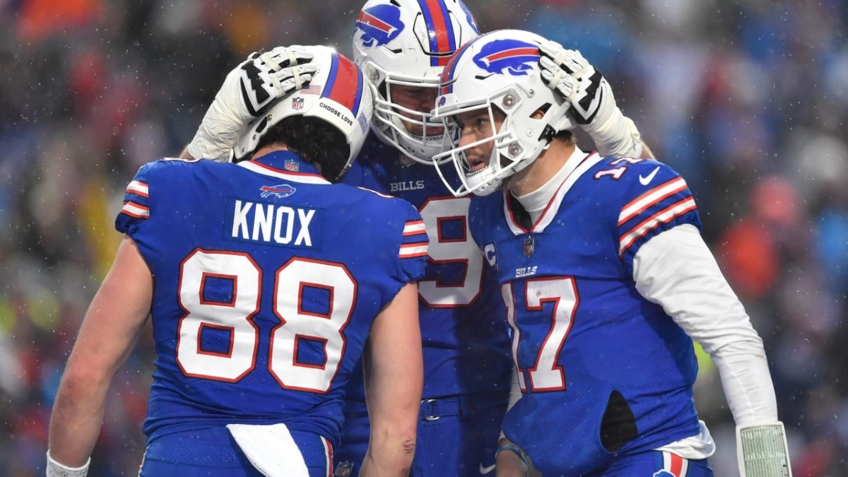 Pànic a l'NFL: un jugador de futbol americà es desploma en ple partit per una aturada cardíaca