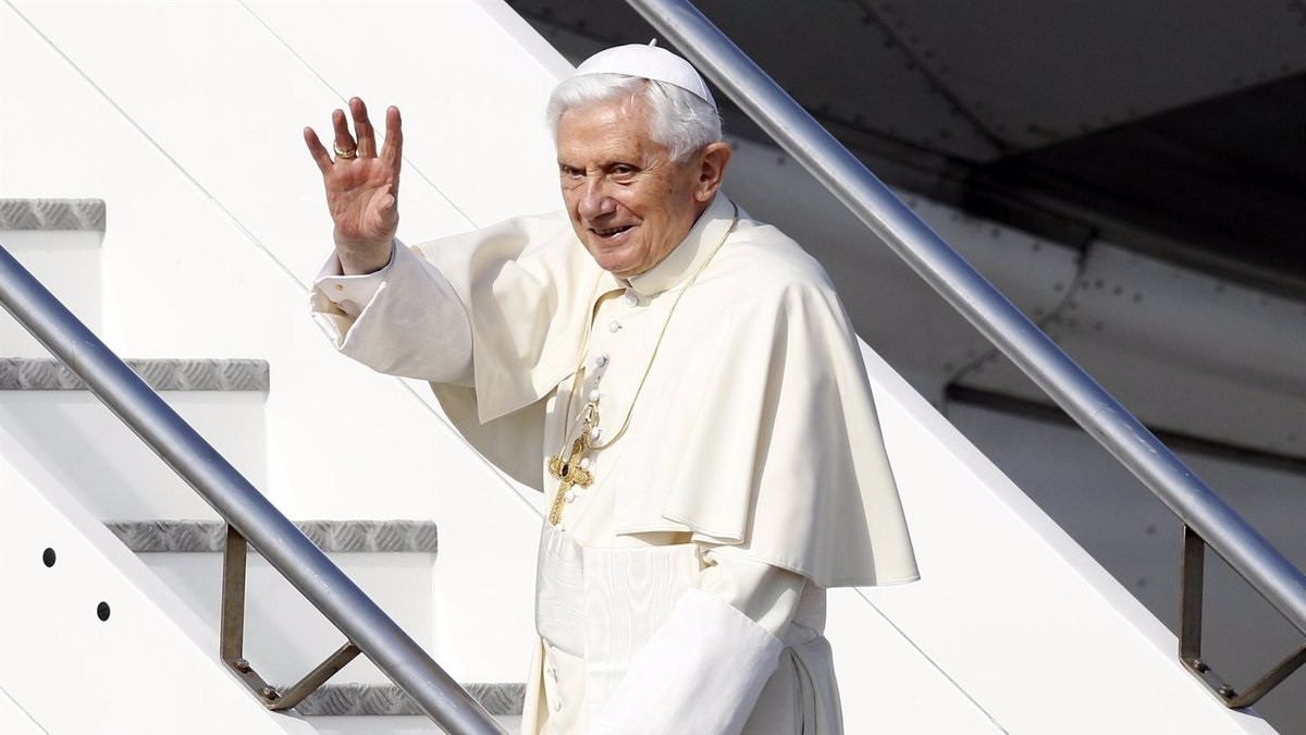 Mor Benet XVI, el Papa que va saber plegar