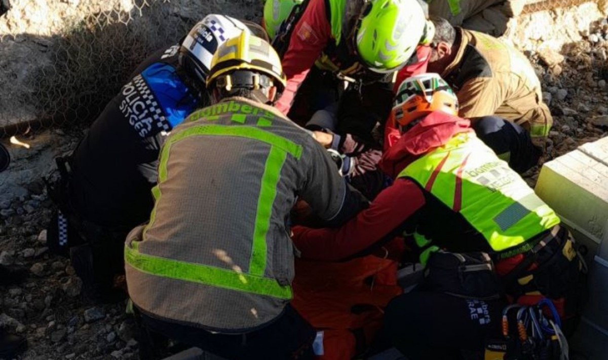 Els Bombers rescaten una persona després de caure per un penya-segat a Sitges