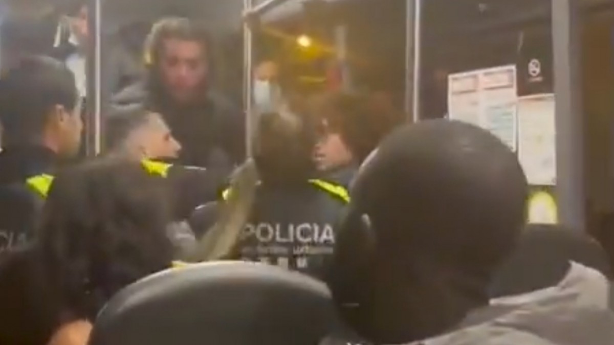 Investiguen una actuació policial contra un noi en un bus: li tiren el mòbil a terra i el treuen a la força