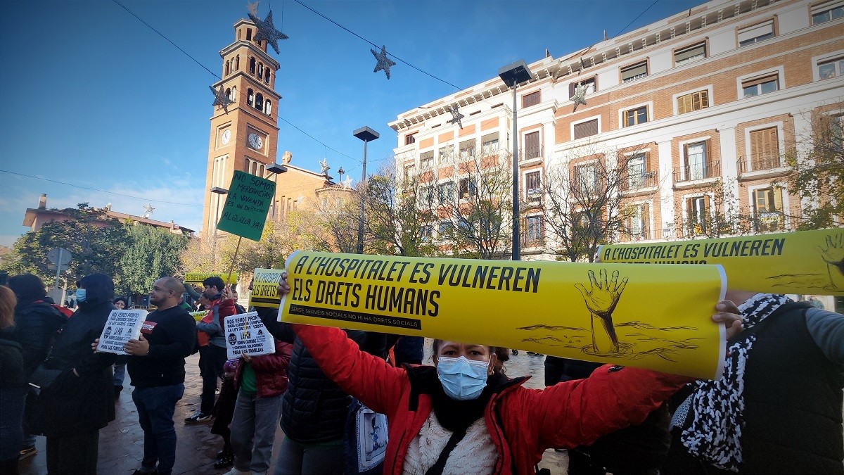 Malson de famílies pobres per tenir cita als serveis socials de l'Hospitalet: «És insostenible»