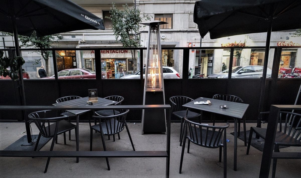 Nova crida a prohibir les estufes a les terrasses dels bars de Barcelona