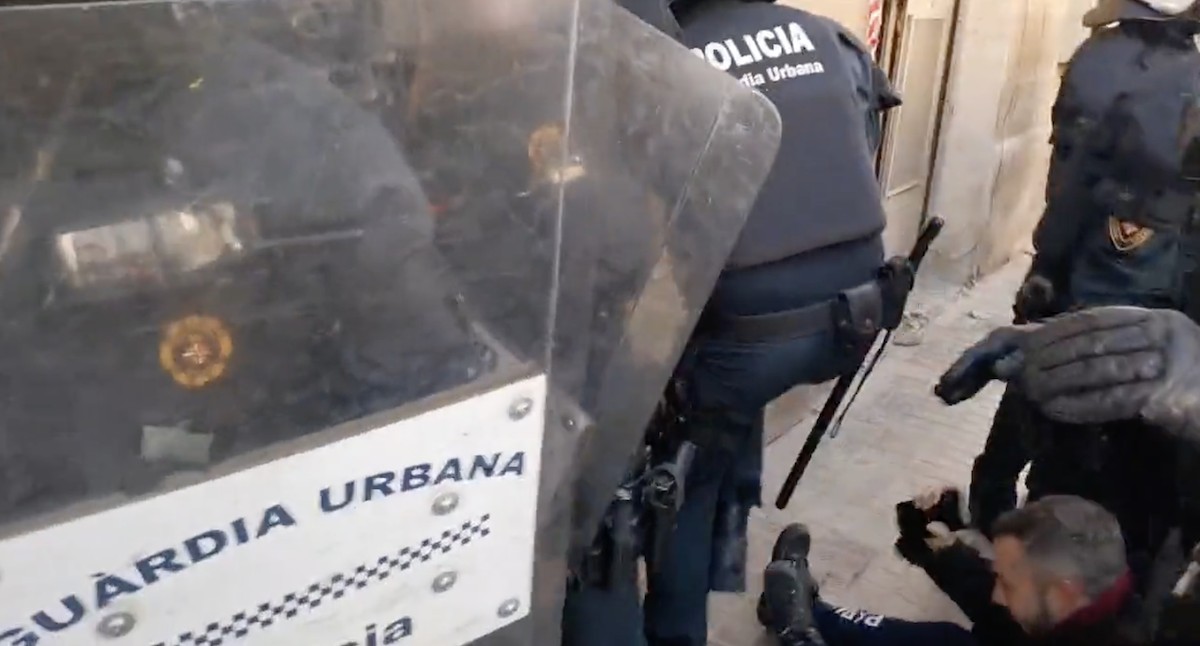 Un diputat de la CUP, agredit per la Guàrdia Urbana de Barcelona en una protesta contra un desnonament vulnerable
