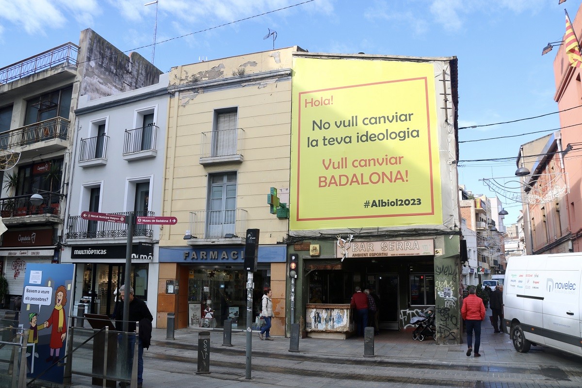 El cartell que ha penjat Albiol al costat de l'Ajuntament de Badalona - ACN / Albert Segura