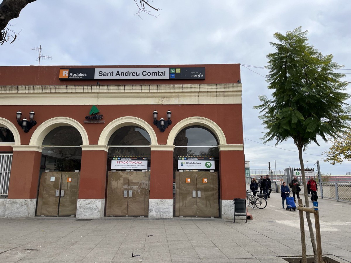 L'eufòria veïnal inunda la nova estació de Sant Andreu