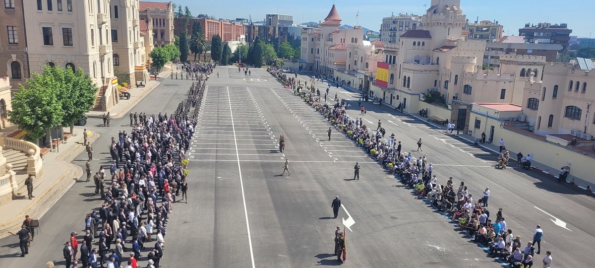 Els militars del Bruc sortegen una estona amb una prostituta per recaptar diners per a una festa