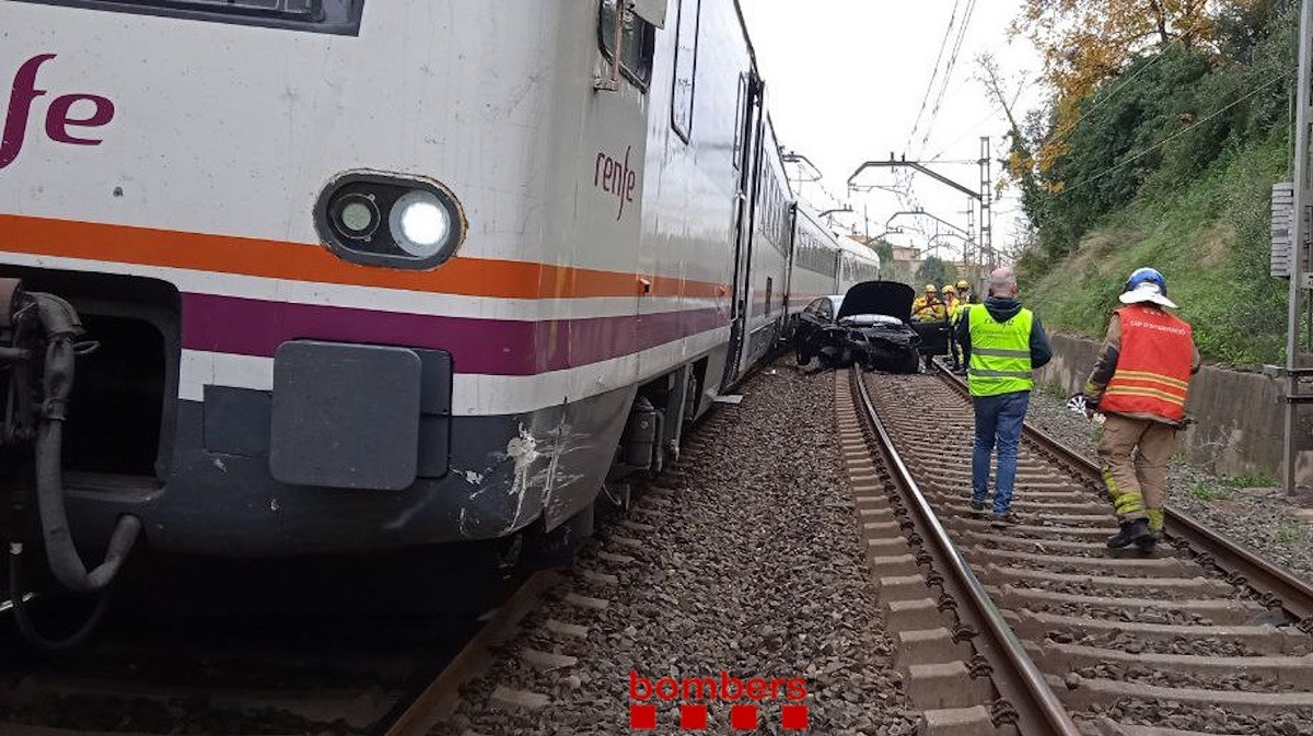 Un tren xoca contra un cotxe que havia caigut a les vies a Reus