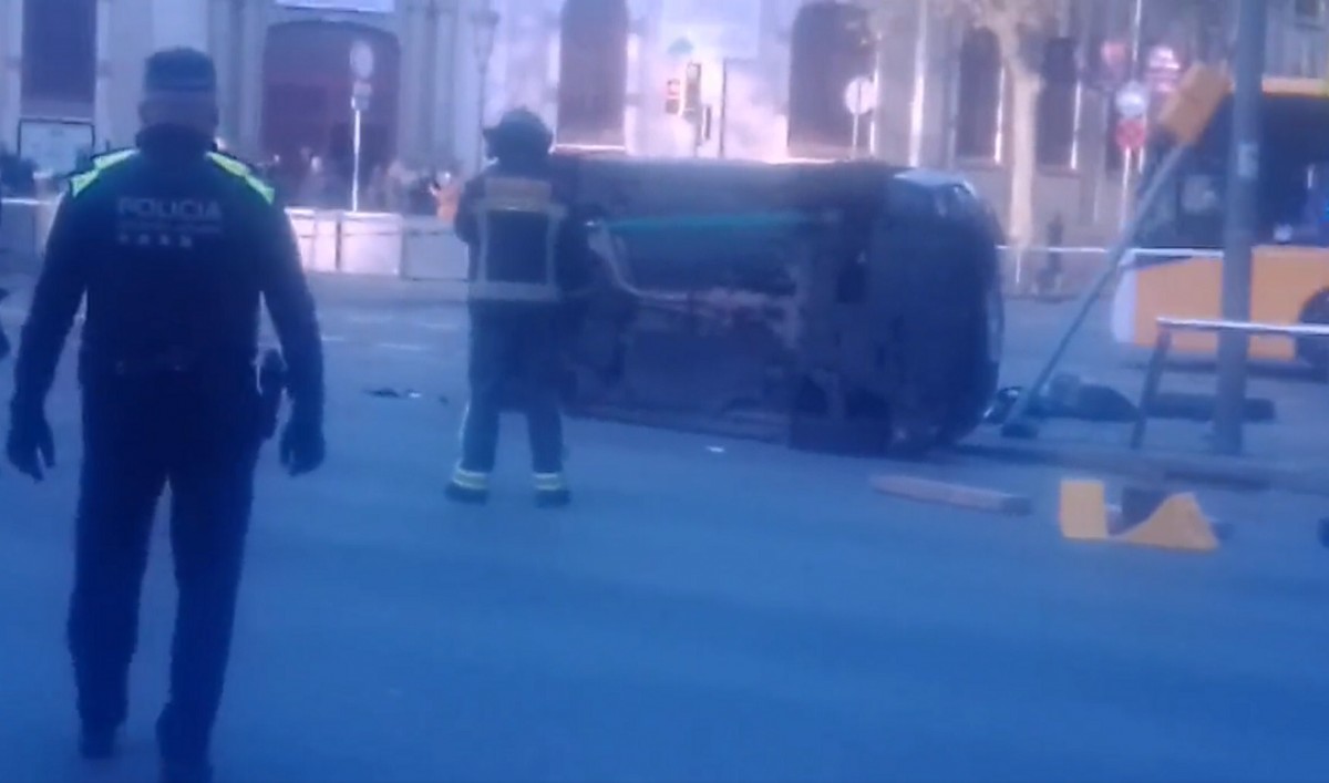 Accident amb tres cotxes implicats a la Gran Via de Barcelona