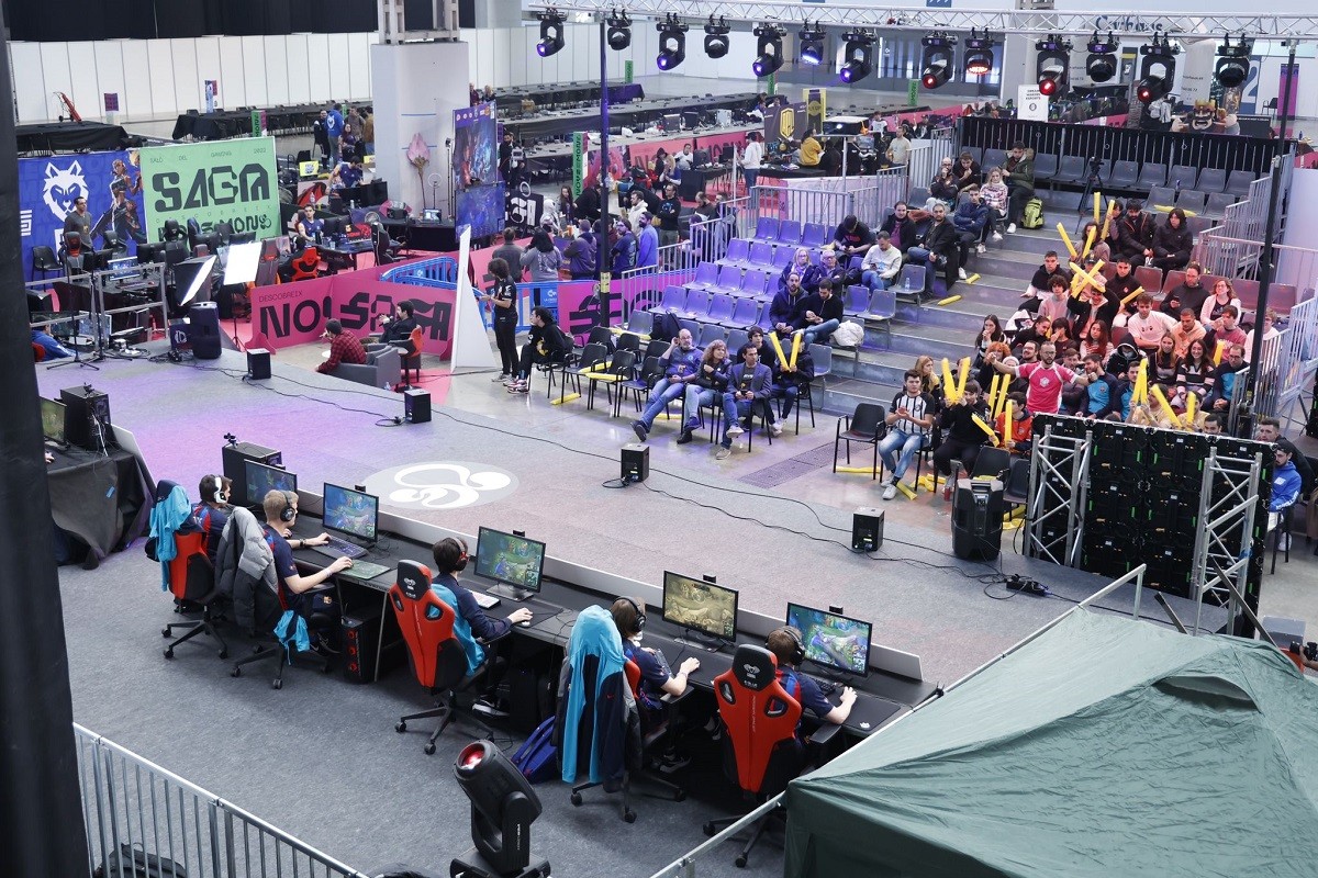 L'escenari de gaming, amb els jugadors del Barça - Plataforma per la Llengua