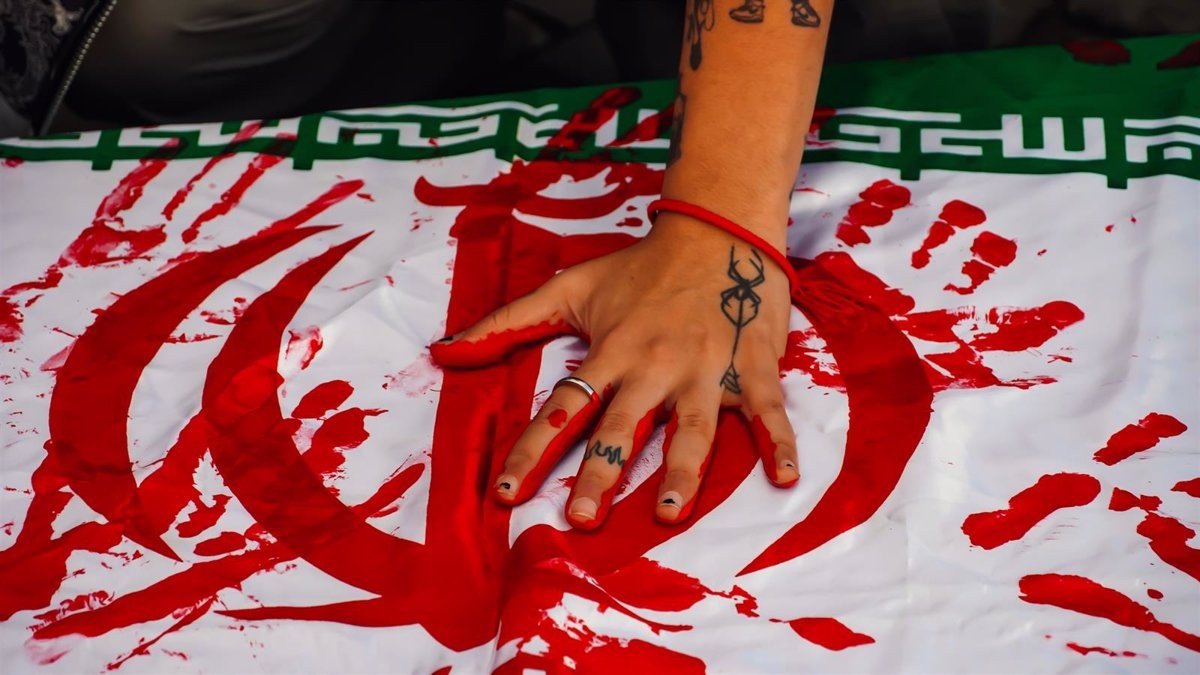 Detinguts diversos futbolistes iranians per assistir a una festa mixta